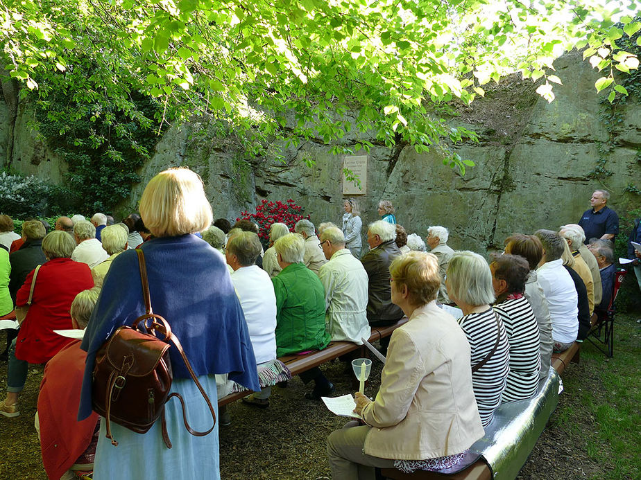 Maiandacht mit Krönung der Fatima-Madonna (Foto: Karl-Franz Thiede)